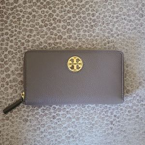 NWT Tory Burch Carson Wallet - Silver Maple
